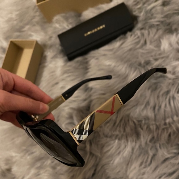 Brand New beautiful Burberry Sunglasses - Picture 1 of 10